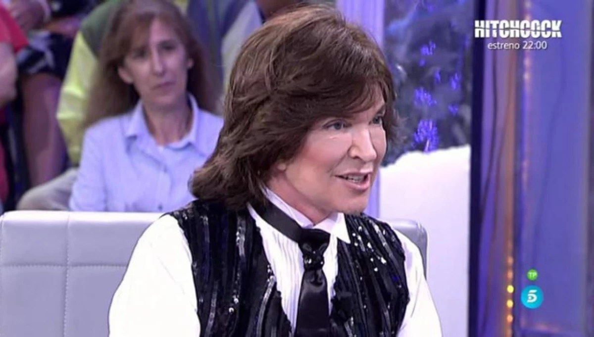 ¿Qué le pasó al cantante español? se preguntaron todos al verlo en una entrevista para un programa en España.