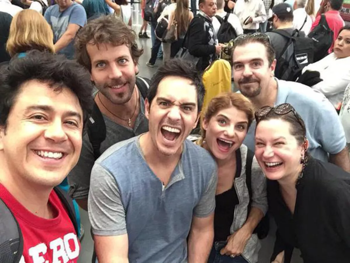 Mauricio Ochmann con María Aura y Mónica Dionne, parte del elenco de su nueva película.