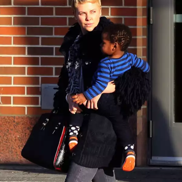 Charlize Theron adoptó a su primer hijo en el 2012 a quien llamó Jackson.