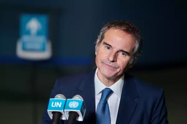 Rafael Mariano Grossi, jefe de la Agencia Internacional de Energía Atómica (OIEA) de las Naciones Unidas, habla con miembros de los medios de comunicación después de un diálogo informal para el puesto de candidatura del próximo Secretario General en la sede de las Naciones Unidas el 21 de abril de 2026 en la ciudad de Nueva York.