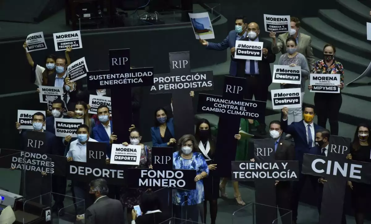 Integrantes del grupo parlamentario del PAN protestaron en contra de la aprobación del dictamen que busca la eliminación de 109 fideicomisos, ésto mientras se desarrolla la sesión ordinaria de la Cámara de Diputados.