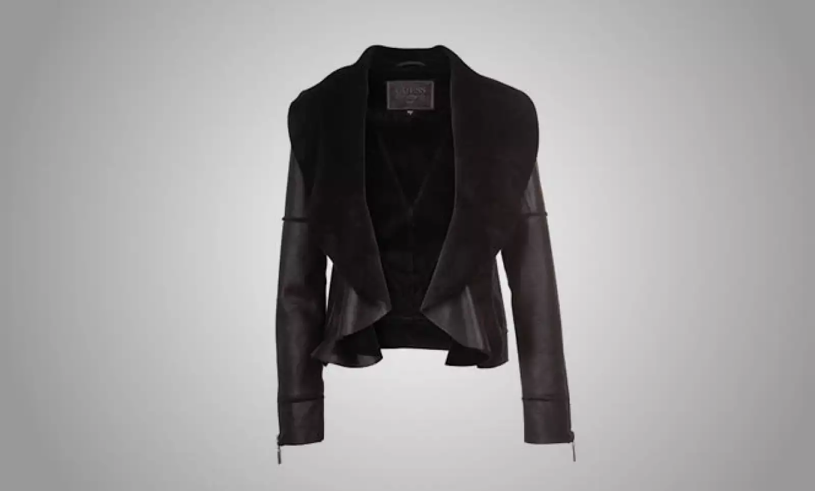 La combinación de piel y mezclilla son parte importante en la moda de la firma, principalmente en jeans y chamarras.