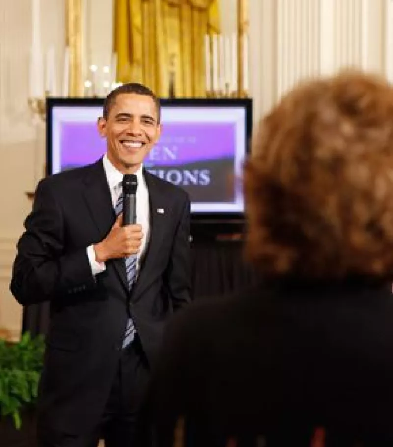 El presidente de EU dio las gracias a los hispanos que votaron potr él en las elecciones presidenciales de noviembre y los invitó a seguir involucrados en estos tiempos difíciles.