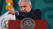 Andrés Manuel López Obrador, presidente de México, señala a un reportero durante la conferencia mañanera.