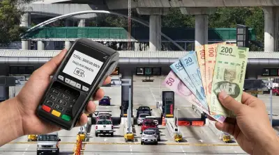 Toma panorámica de una caseta de cobro de Capufe en la que se van varios carros formados. En primer plano del lado izquierdo, una mano que sostiene una terminal bancaria, del otro lado, una mano que tiene varios billetes mexicanos. 