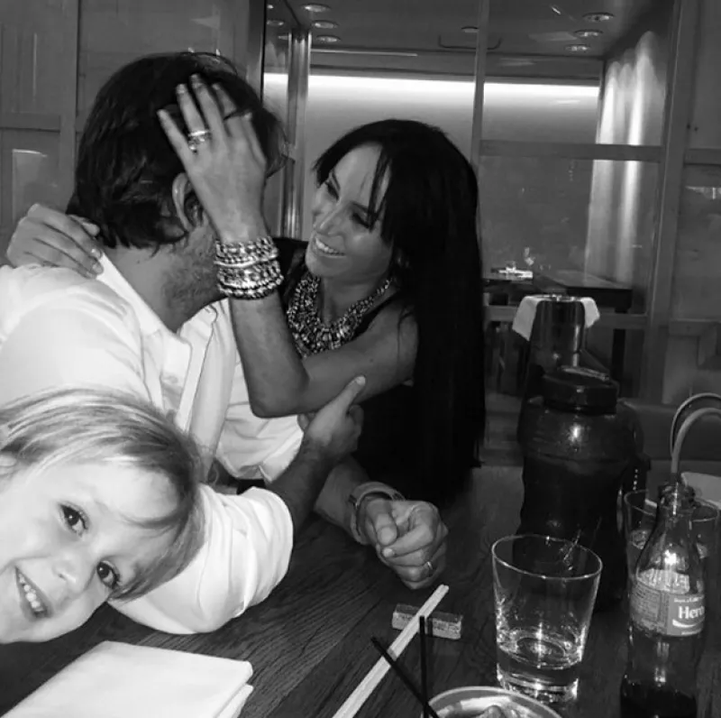 Uno de los triates de la ojiazul ha mostrado sus habilidades no solo de paparazzi, sino que a sus apenas tres años ya puede tomar una selfie.