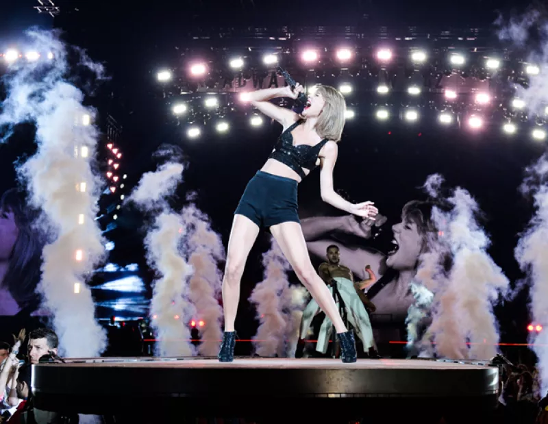 Los fans del béisbol están consternados por la supuesta maldición que parece hacer efecto después de los conciertos de la cantante en distintos estadios.