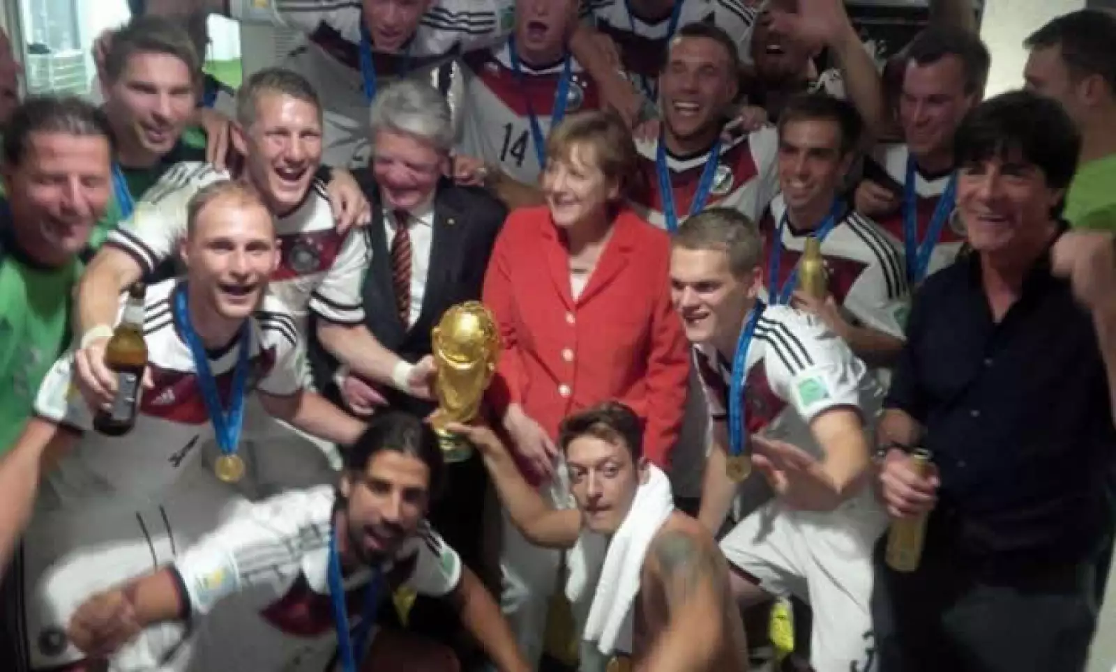 El equipo alemán celebró el triunfo junto a la canciller Angela Merkel