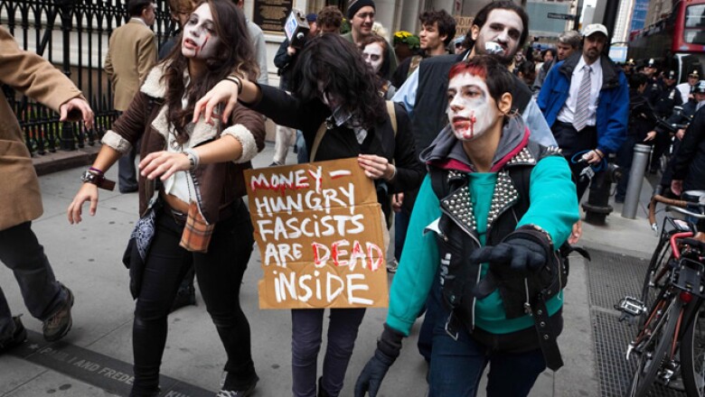 Los arrestos de 700 personas en el Puente de Brooklyn el fin de semana desataron el enojo de los manifestantes que acampan en un parque en Manhattan.