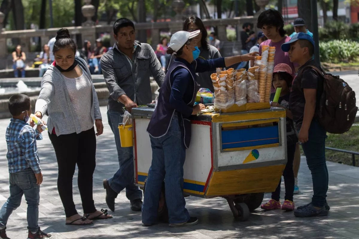 Familias compran chicharrones y helados en la Alameda en el último fin de semana antes de que inicien las clases virtuales el día de mañana.