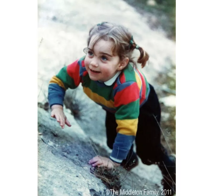 Para todos los amantes de la realeza, salieron a la luz cinco fotografía de la futura princesa en  momentos cotidianos como su graduación o jugando de niña.