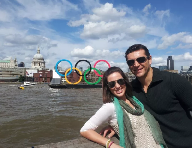 La pareja, además de estar presente en otras competencias, ayer asistió al partido de México contra Senegal en la cancha del estadio Wembley.