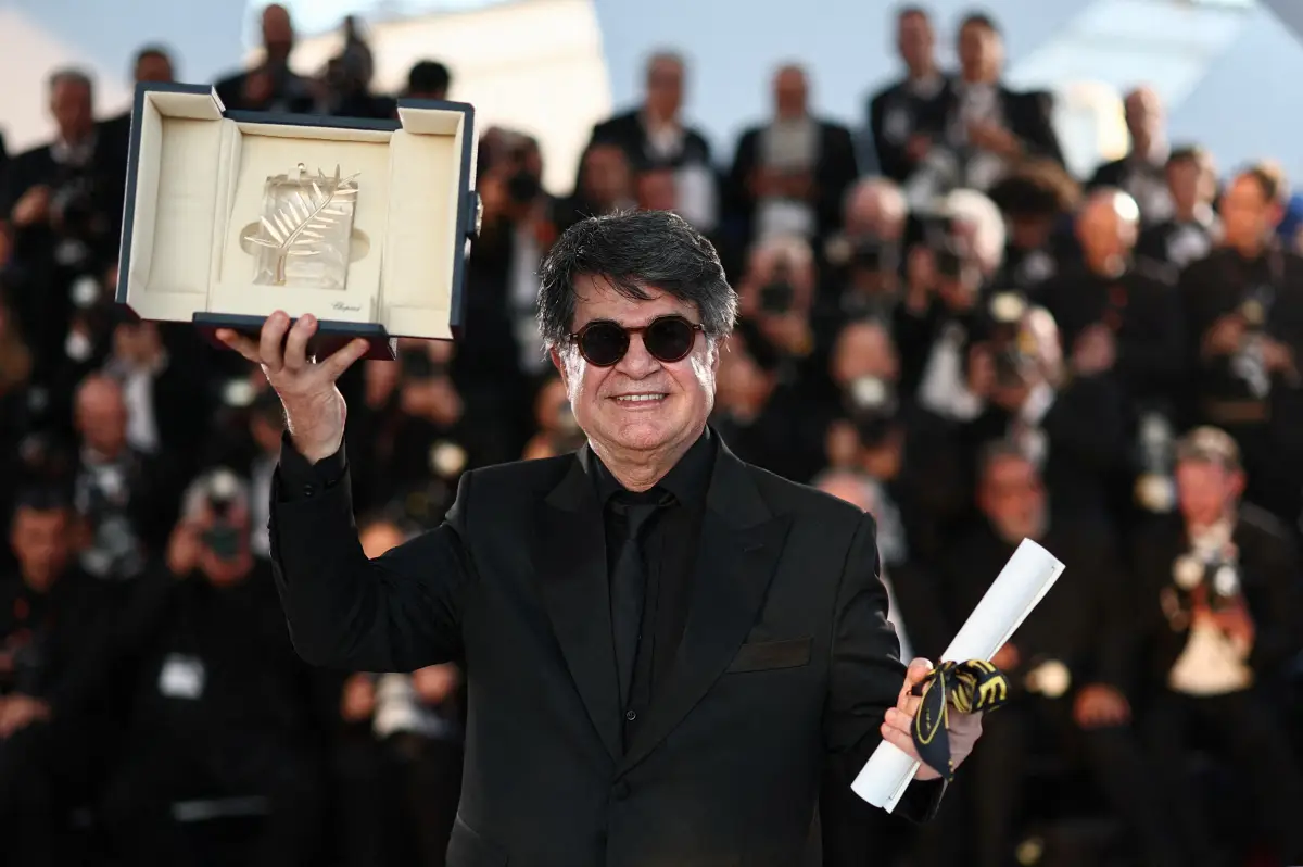 El director Jafar Panahi, ganador del premio de la Palma de Oro por la película "Un simple accidente", posa durante una sesión de fotos después de la ceremonia de clausura del 78o Festival de Cine de Cannes en Cannes, Francia, el 24 de mayo de 2025. REUTERS/Stephane Mahe