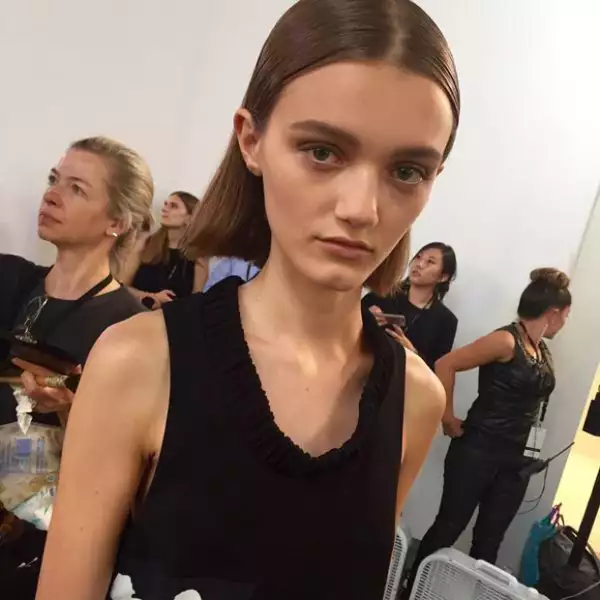 Con esta foto, Victoria fue fuertemente criticada en las redes sociales debido a que muchos usuarios argumentaron que la modelo era demasiado joven y delgada.