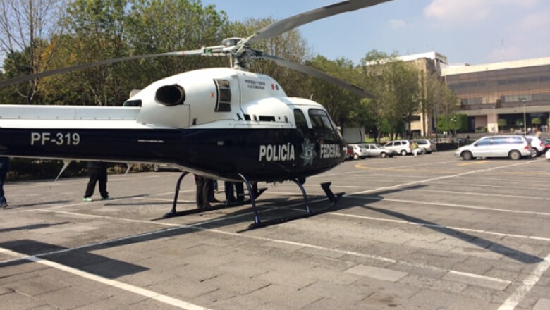 El comisionado de la Policía Federal, Enrique Galindo, quien coordina el operativo de seguridad en San Lázaro, llegó al lugar en helicóptero de ese cuerpo policiaco alrededor de las 12:30 horas.