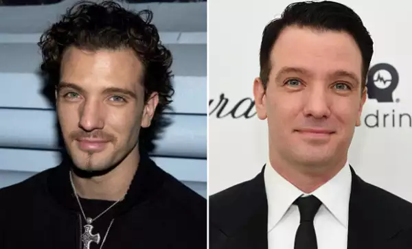 Era el vocalista lider de la banda en conjunto con Justin.