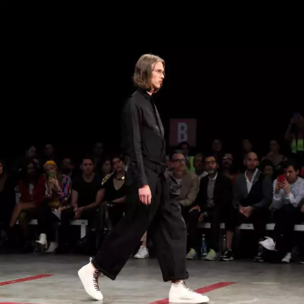 Boyfriends-Shirt-MBFWMx-Runway-White-Sneakers-And-Black-Jumpsuite