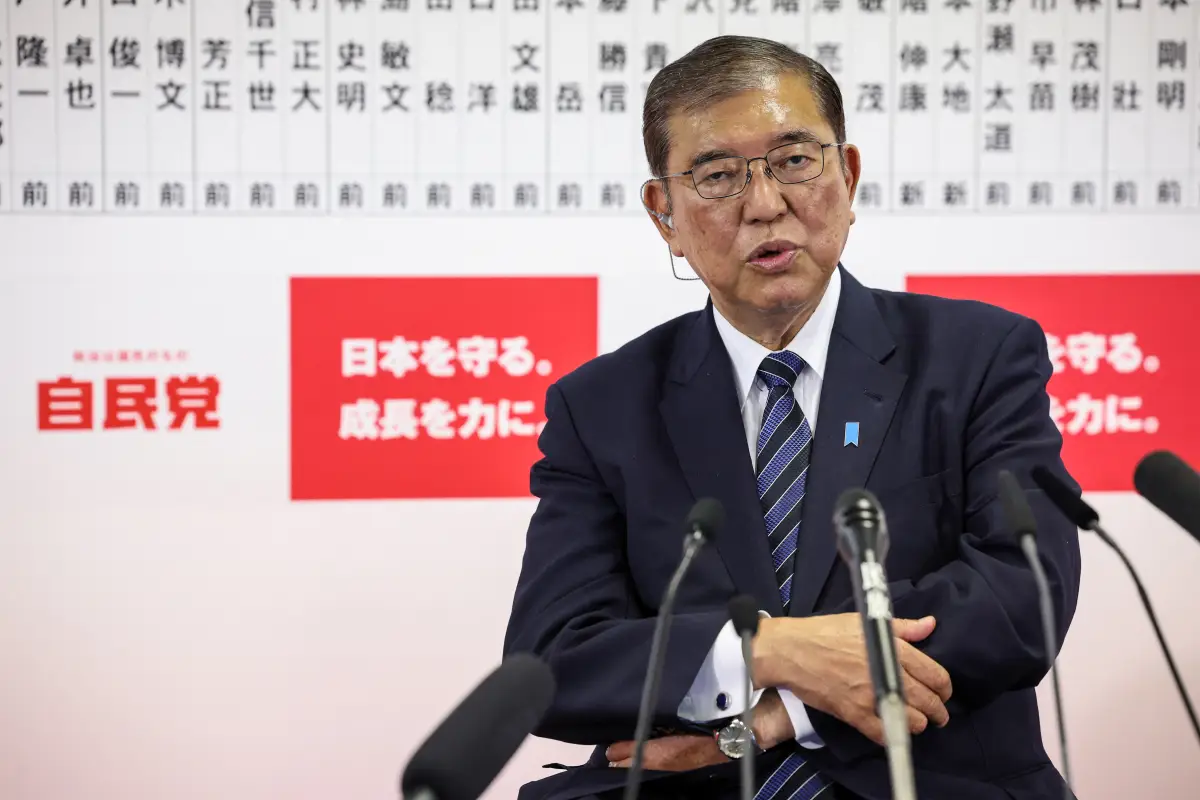 El primer ministro de Japón, Shigeru Ishiba, habla con los medios de comunicación en la sede del Partido Liberal Demócrata (LDP) el 27 de octubre de 2024 en Tokio, Japón.