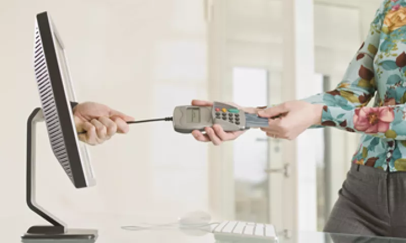 Que las tarjetas tengan chip no descarta que pierdan sus datos al hacer transacciones por internet. (Foto: Getty Images)