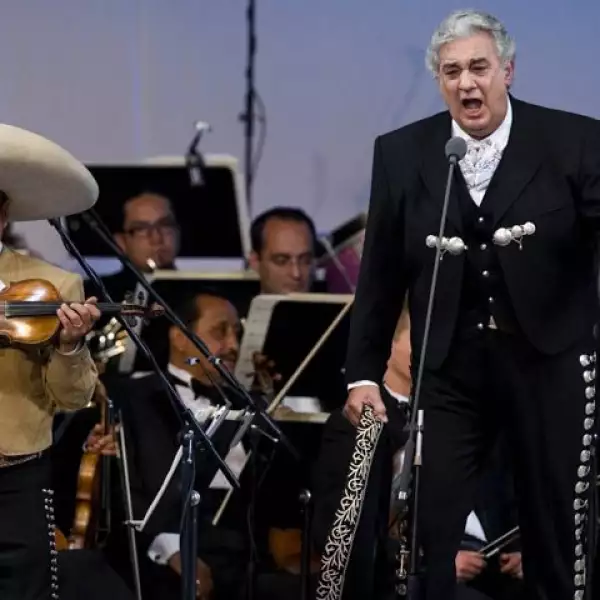 De pronto, entró a escenario el mariachi con el que entonó las canciones de `El Rey´, `Ella´ y `Paloma Negra´.
