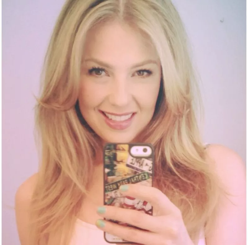 Al parecer su gran amiga, la estilista Rita Hazan logró convencer a la esposa de Tommy Mottola de teñirse el pelo de rubio, ¡y le quedó fenomenal!