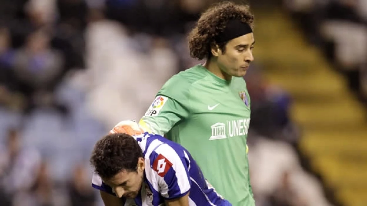 portero del Málaga Guillermo Ochoa saluda al delantero del Deportivo José Verdú tras el empate en Copa del Rey
