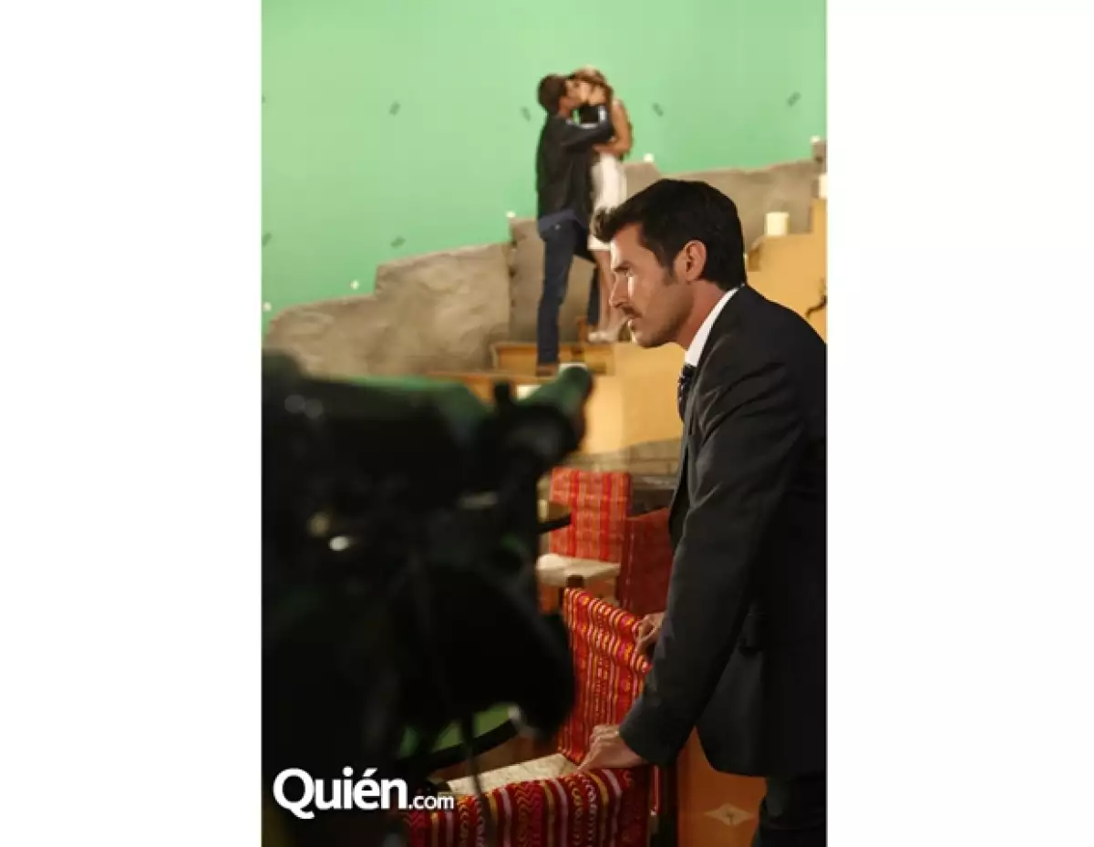 El actor realizará su primer antagónico en la telenovela `Los Rey´ de Elisa Salinas, que ya comenzó con la grabación de los promocionales. Nos colamos al detrás de cámaras, no pierdas detalle.