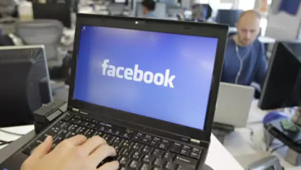 Los cambios han irritado a usuarios preocupados por la amplitud con la que puede ser compartida su información. (Foto: AP)