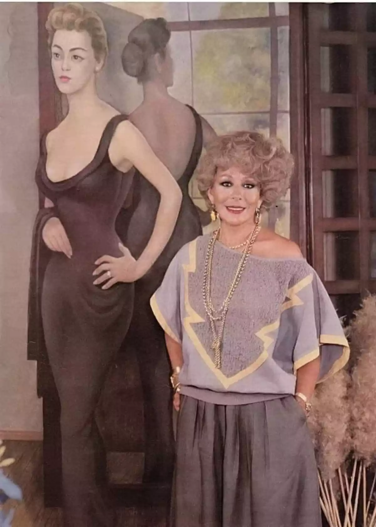 Silvia Pinal en los 80 posando junto al cuadro que Diego Rivera pintó de ella en los años 50.