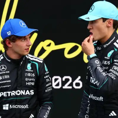 Dos pilotos de Fórmula 1 se encuentran platicando frente a frente
