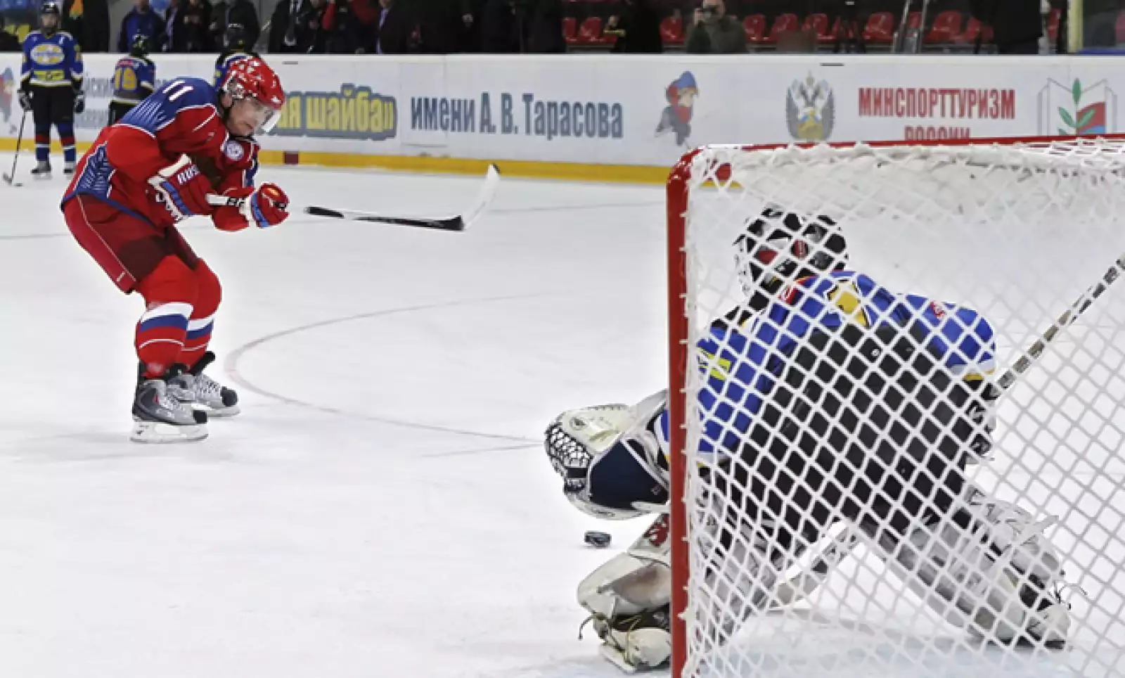En Moscú participó en los entrenamientos de un equipo de hockey juvenil.