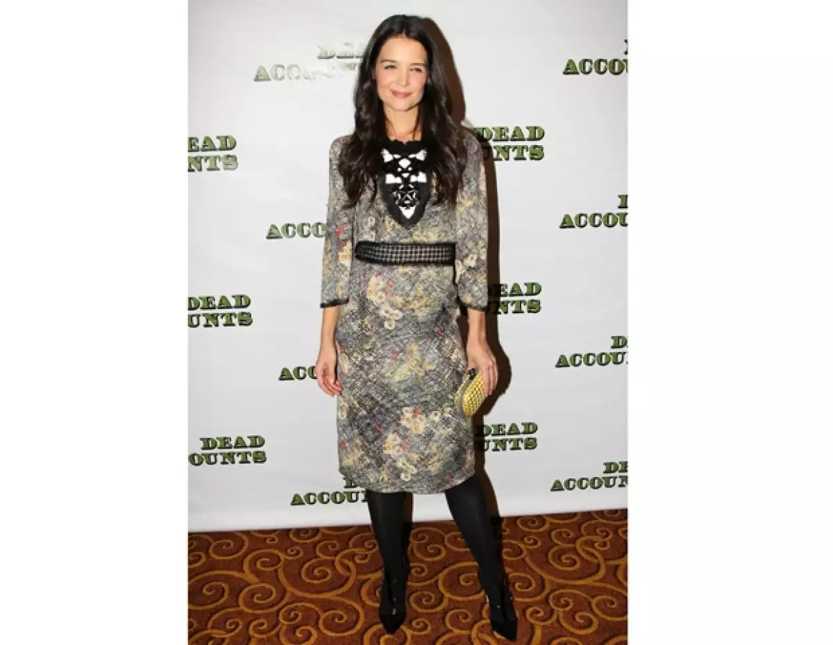 Ayer por la noche la mamá de Suri se presentó en la obra Dead Accounts en Broadway donde recibió flores y críticas tanto positivas como negativas.
