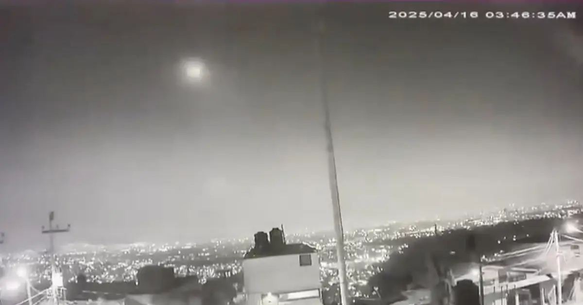 Cae meteorito en CDMX durante la madrugada de hoy, así se vio la explosión 