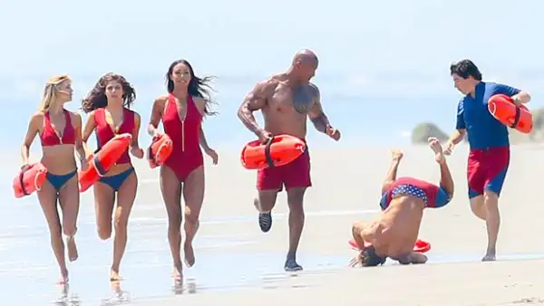Una secuencia de fotos del actor durante la tradicional toma en la que todos los protagonistas corren a la orilla de la playa, está causando sensación. ¿Por?