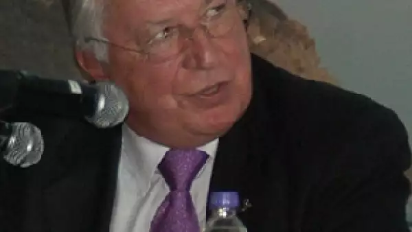 El que fuera director del Fondo Nacional de Fomento al Turismo fue separado de sus actividades en la dirección general del organismo, después de haber estado relacionado en una riña en Sudáfrica.