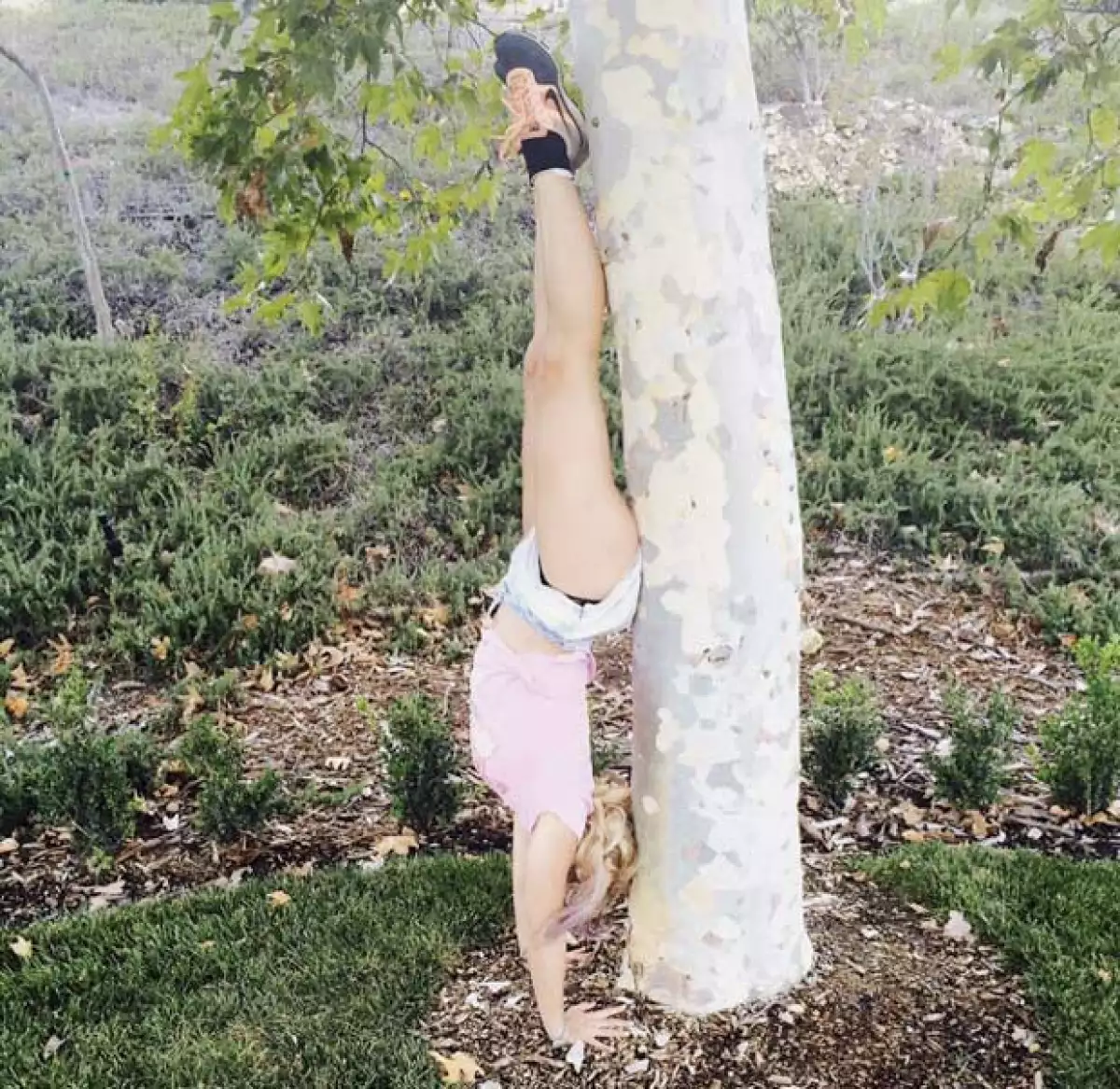 Brit no deja de sorprendernos, pues además de lucir cuerpazo, muestra la increíble habilidad que ha adquirido gracias al yoga.