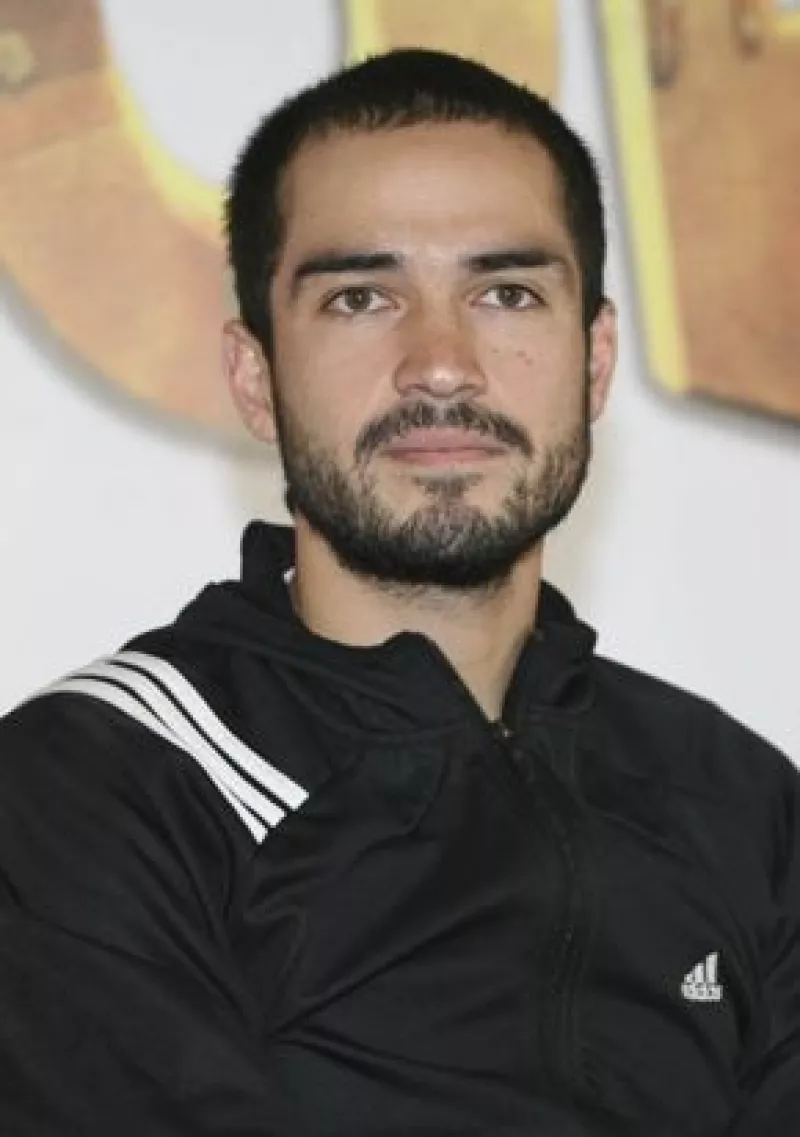 Por respeto al público y a él mismo, el actor y cantante descartó entrar en ese juego con los medios de información, y pide disculpas a sus fans por no dar detalles de su vida.