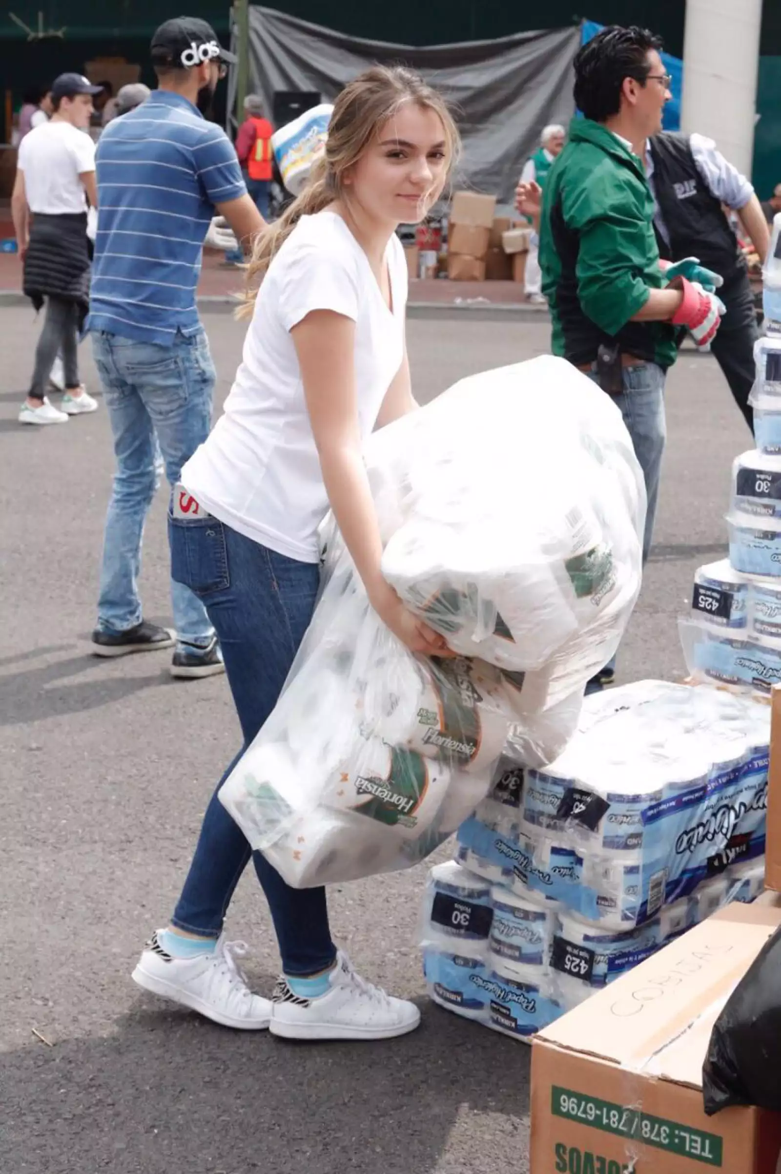 Sofía Castro en el centro de acopio de Campo Marte.