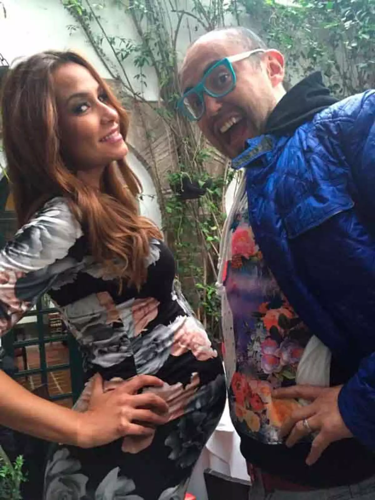 Loret de Mola cmpartió esta foto de la futura mamá comparando su baby bump con el cuerpo de Clark.