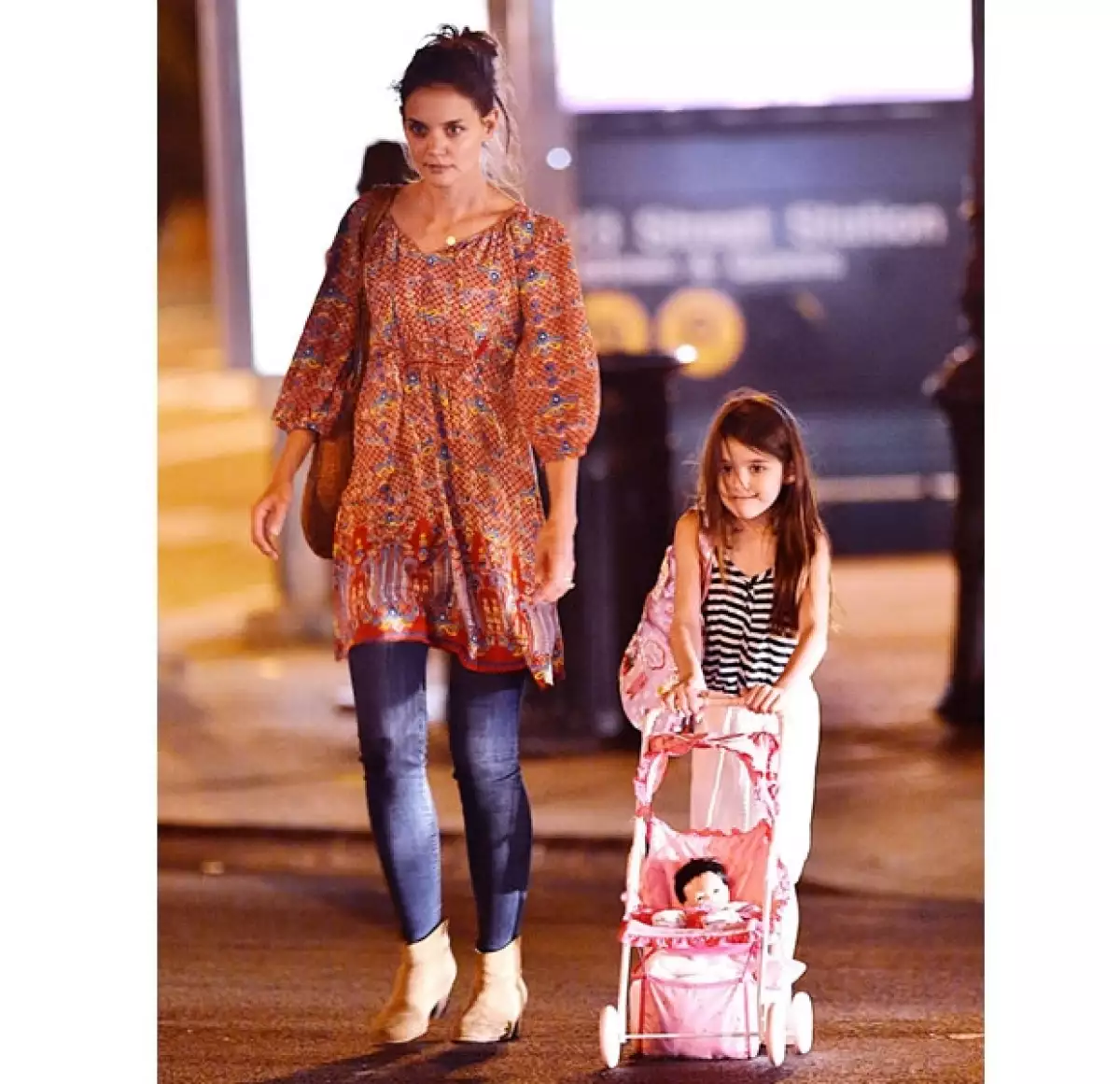 Suri es la principal preocupación de Katie y parte del motivo de su separación ya que no quiere que Tom le imponga a su hija seguir la Cienciología.