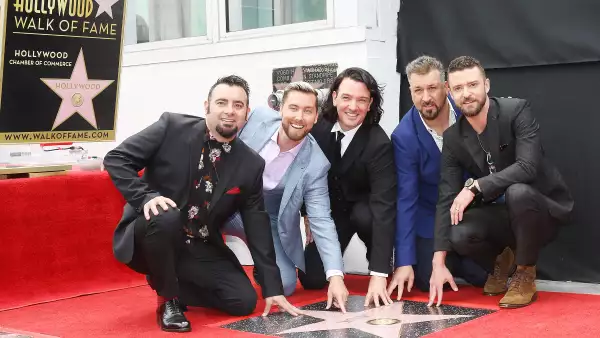 Los miembros de N’Sync lloran al recibir su estrella en el Paseo de la Fama