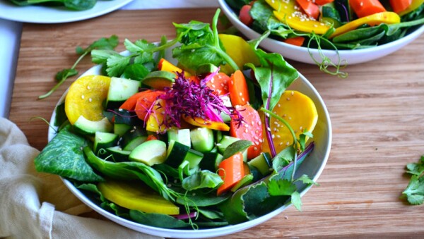 Haz ensaladas coloridas para nutrirte más.