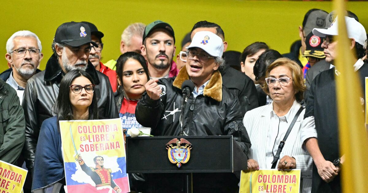 Petro deja Colombia con menos pobreza pero más endeudada
