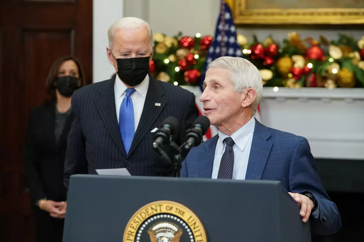 El presidente estadounidense Joe Biden y la vicepresidenta Kamala Harris (izquierda) escuchan al Dr. Anthony Fauci hablar sobre la variante Omicron en la Sala Roosevelt de la Casa Blanca en Washington, DC el 29 de noviembre de 2021 (Foto de MANDEL NGAN / AFP).