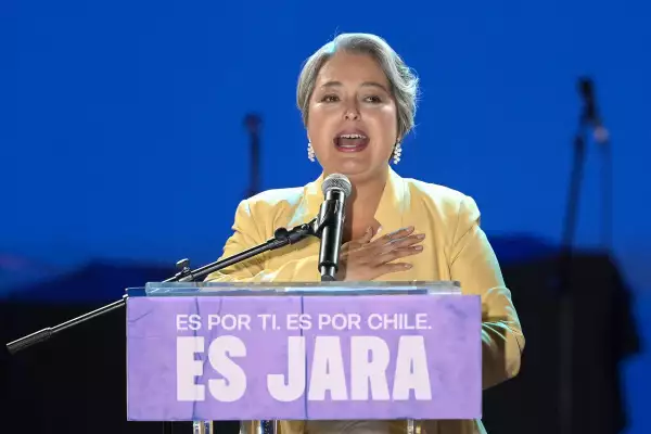 La candidata presidencial chilena Jeannette Jara de la coalición Unidad por Chile habla con los partidarios durante su manifestación de la campaña de clausura en Valparaíso, Chile, el 13 de noviembre de 2025.