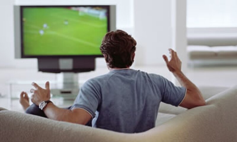 Los mexicanos prefieren ver el futbol por televisión y en su casa, de acuerdo con la encuesta. (Foto: Getty Images)