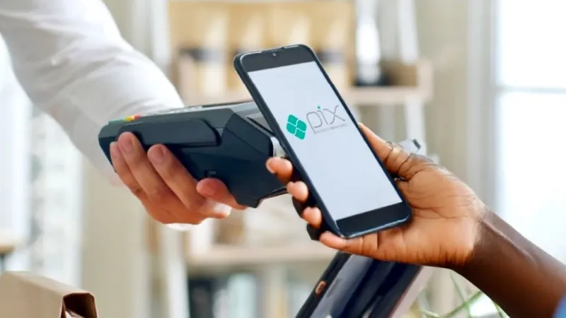 Una persona realiza un pago con su teléfono en un comercio con el sistema digital Pix, originario de Brasil