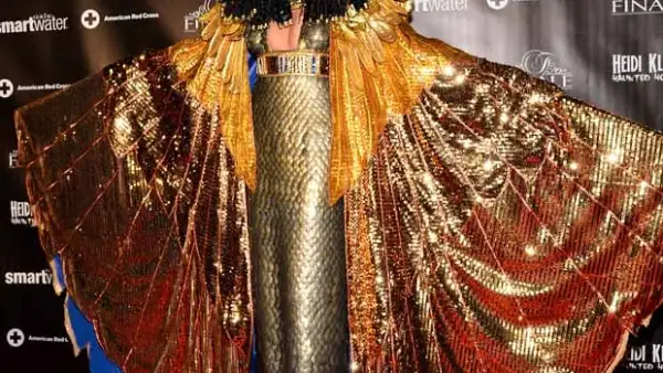 La conductora tuvo que cancelar en octubre su ya tradicional reunión debido al huracán Sandy, pero finalmente la ex modelo se pudo vestir el sábado pasado con su traje de Cleopatra.