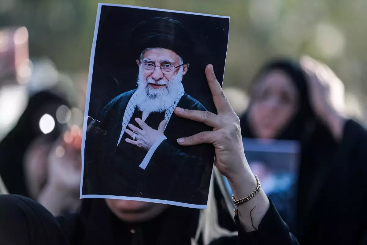 Una mujer musulmana chiíta iraquí sostiene la imagen del líder supremo iraní asesinado, el ayatolá Ali Khamenei, durante un funeral simbólico el día después de su asesinato, en el distrito de Sadr City, en Bagdad, el 1 de marzo de 2026. El líder supremo de Irán desde 1989 y enemigo jurado de Occidente, murió en la salva inicial de un ataque masivo estadounidense e israelí, lo que provocó una nueva ola de ataques de misiles de represalia desde Teherán el 1 de marzo.