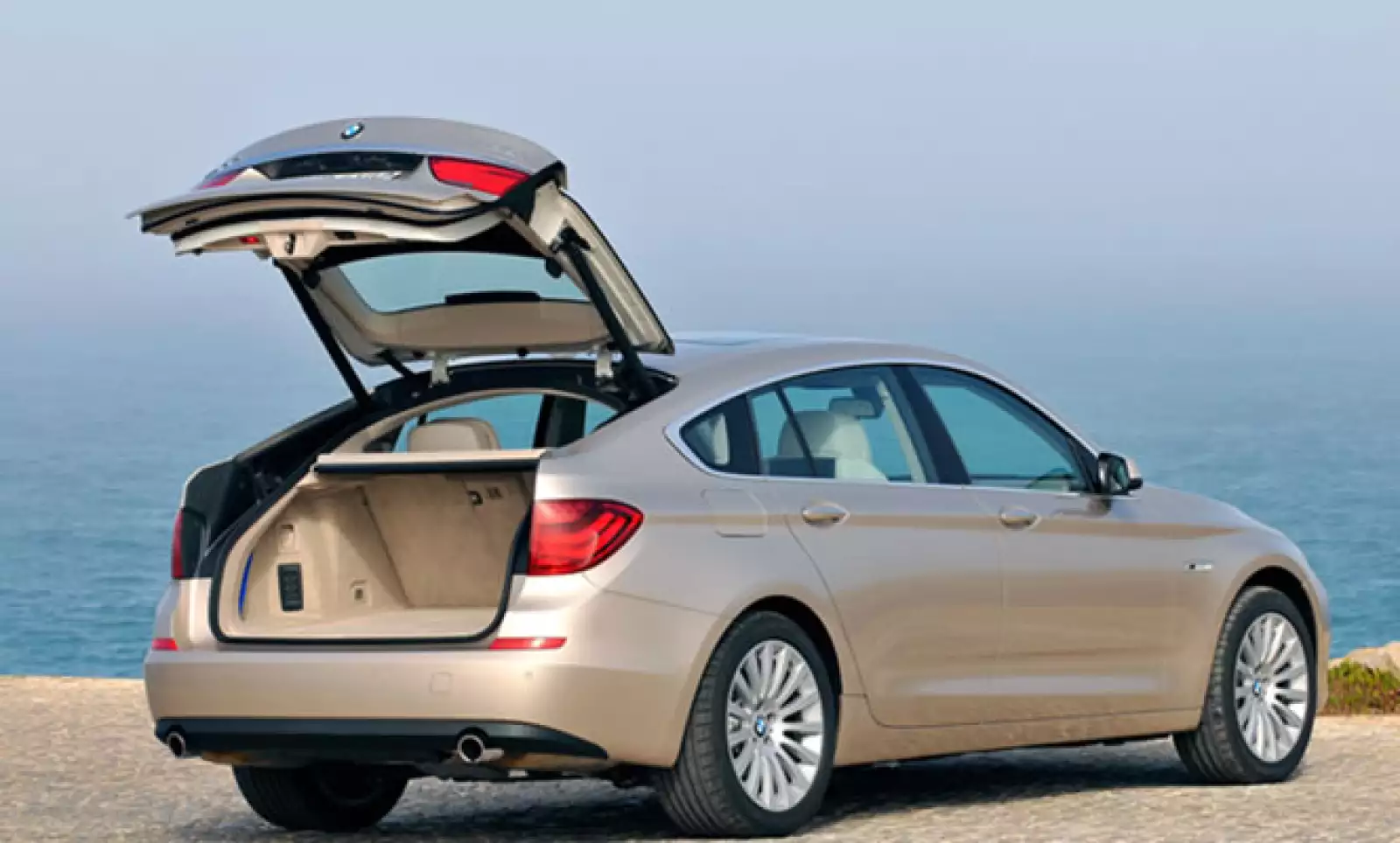 La configuración de su cajuela es doble ya que cuenta con dos opciones de apertura. Su volumen normal es de 440 litros; sin embargo se puede ampliar a una capacidad de 590 litros.